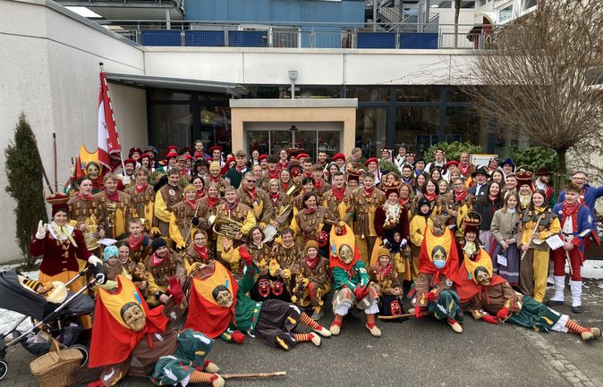 Teilnehmer des Narrenfrühstücks in bunten Trachten vor Seniorenzentrum