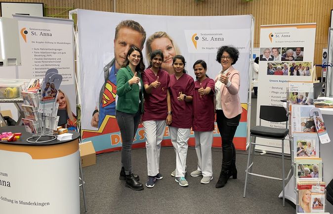Fünf Mitarbeitende am Stand des Seniorenzentrums St. Anna, Daumen hoch
