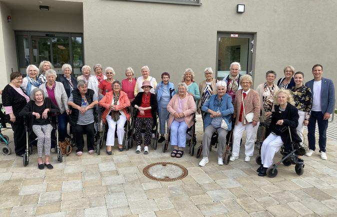 Gruppe älterer Frauen und Betreuende vor Schwesterhaus in Rottenacker