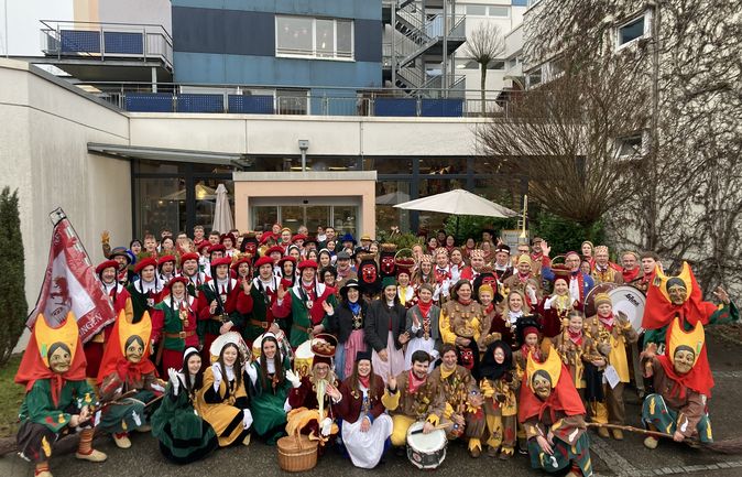 Große Gruppe Narren in bunten Kostümen vor Seniorenzentrum St. Anna